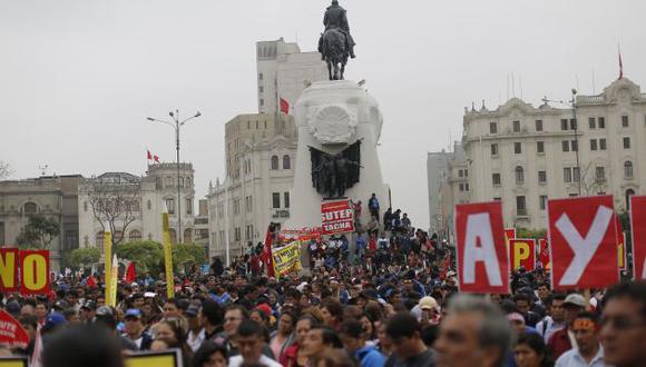 Cientos de maestros siguen protestando en las calles de Lima