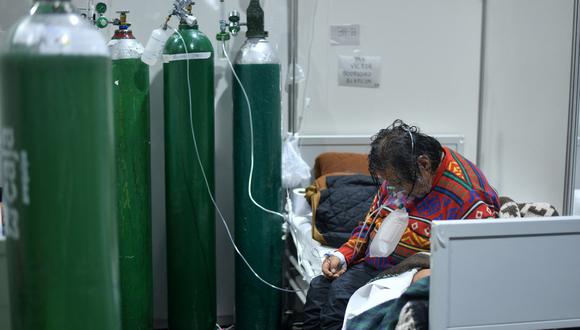 Actualmente hay un total de 3.906 pacientes hospitalizados, de los cuales 978 están con ventilación mecánica en la unidad de cuidados intensivos (UCI). (Foto archivo referencial: Diego Ramos / AFP).