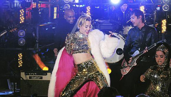 Miley Cyrus genera polémicas dentro y fuera de los escenarios. (EFE)