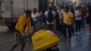 Serenos arrebatan carrito de helados a ambulante y transeúntes logran que lo recupere | VIDEO