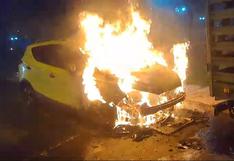Serenos apagan a baldazos carro en llamas en Pueblo Libre