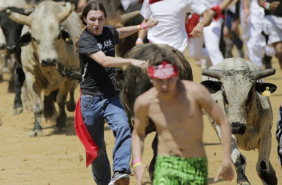 Unos 10,000 estadounidenses experimentaron hoy su propia versión de la fiesta española de San Fermín. (Reuters)