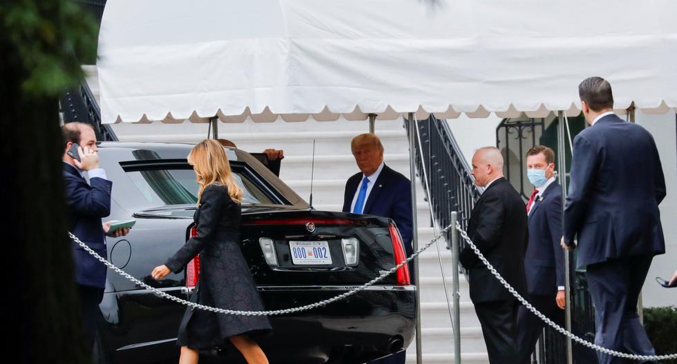 El presidente de Estados Unidos, Donald Trump, y la primera dama, Melania Trump, salen de la Casa Blanca y se dirigen a la Corte Suprema para presentar sus respetos en el ataúd de la jueza Ruth Bader Ginsburg. (REUTERS/Yuri Gripas).