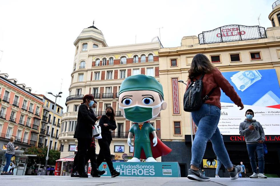 Personas con mascarillas por el coronavirus caminan el 24 de setiembre de 2020 por una calle de Madrid (España). (AFP / Gabriel BOUYS).