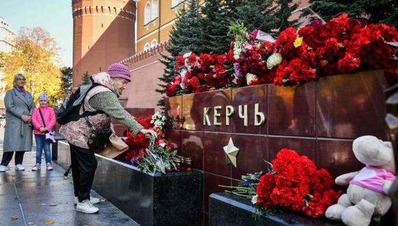Una mujer depositó flores en el Memorial de las Ciudades Héroes de la Segunda Guerra Mundial en Kerch, en el centro de Moscú, un día después de que un estudiante abriera fuego contra sus compañeros. (Foto: AFP)