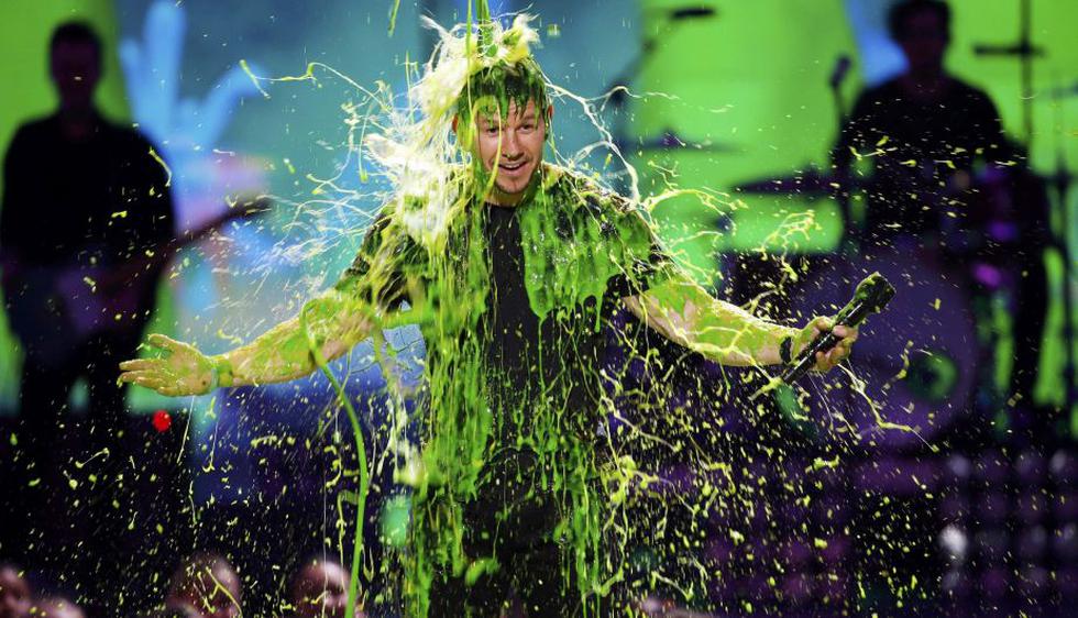 El presentador de los premios, el actor Mark Wahlberg, fue bañado de slime. (Reuters)
