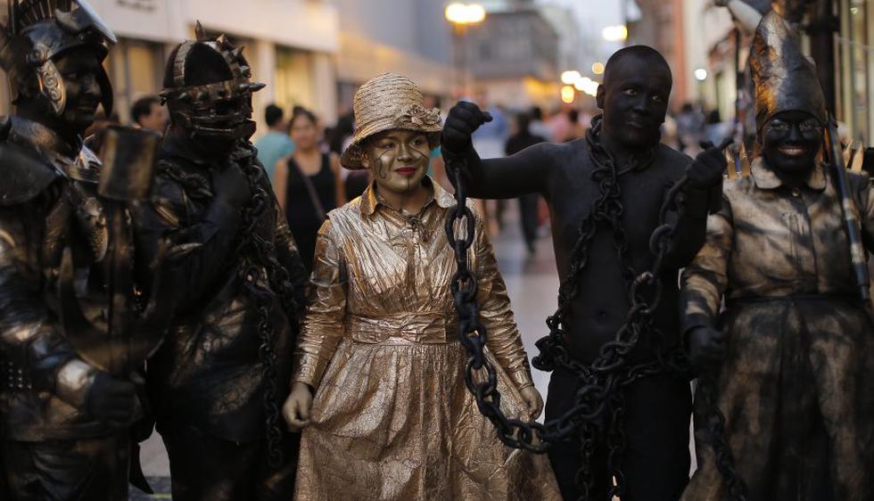 Los Paredes, la familia que sobrevive como estatuas humanas en el Centro de Lima. (David Huamaní)