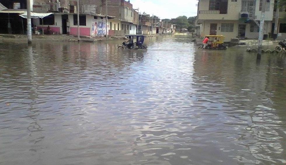 La avenida Circunvalación de la ciudad de Piura quedó inundada por las lluvias. (Margarita Criollo)