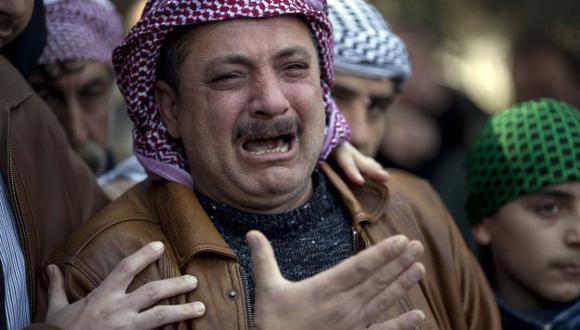 Sirios lloran a sus muertos. (AP)