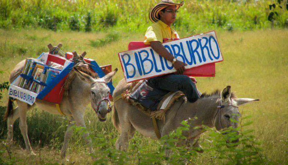 “El Quijote colombiano”, como lo han apodado, recorre las calles de su natal La Gloria, sobre el lomo de sus burros Alfa y Beto. (Foto: Facebook)