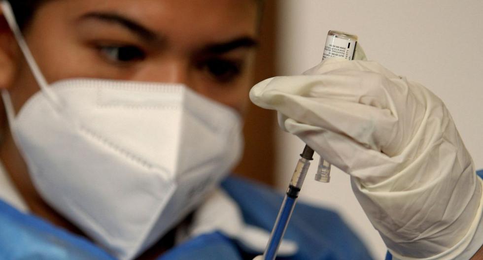 Una enfermera prepara una jeringa con una dosis de la vacuna Pfizer-BioNTech COVID-19 en un centro de vacunación en Tlaquepaque, México, el 8 de marzo de 2021. (Foto: Ulises Ruiz / AFP)