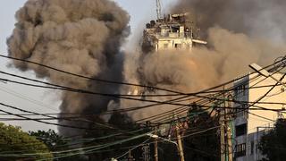 El preciso momento en que edificio que albergaba una cadena de TV palestina fue destruido por Israel [FOTOS y VIDEO]