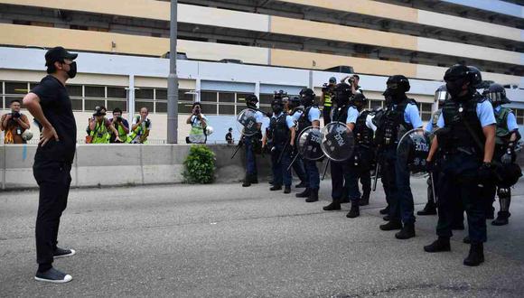 En la foto, un manifestante discute con policías como muestra de oposición a sus acciones. (Foto: AFP)