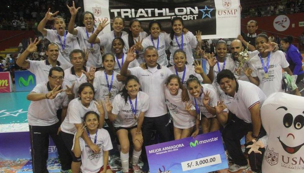 Jugadores de la Universidad San Martín celebraron el sufrido triunfo. ( Federación Peruana de Voleibol)