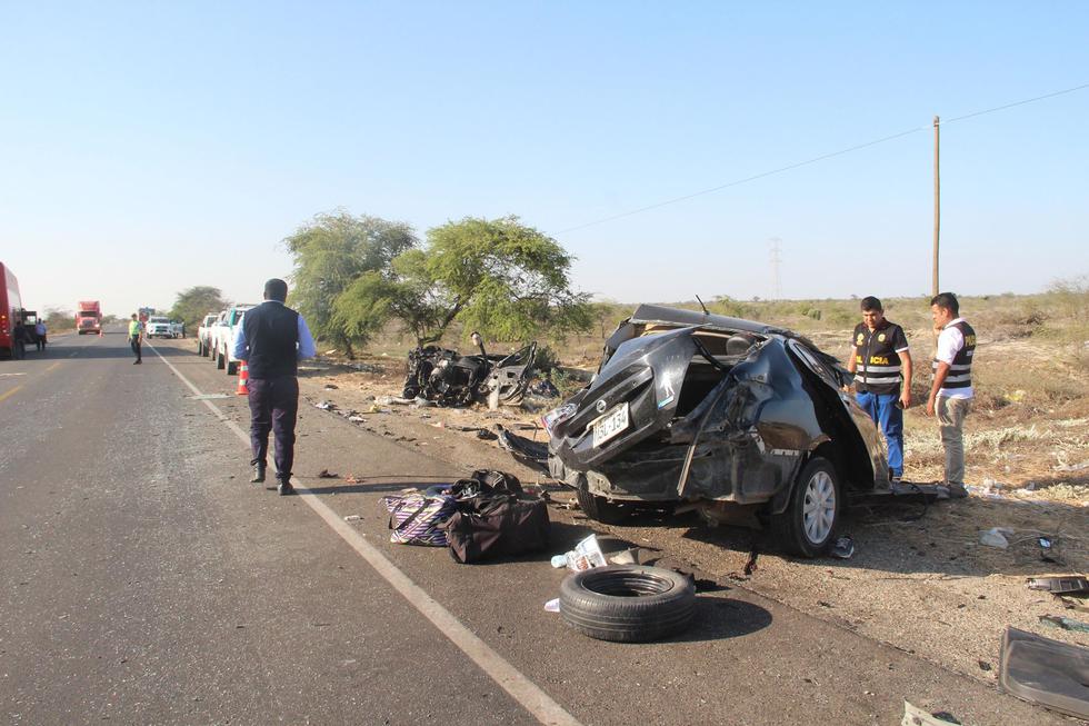 El auto siniestrado en Piura quedó partido en dos producto del fuerte impacto con el bus.
