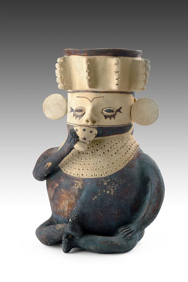 Escultura Chancay (900-1400 d.C.), personaje con elementos distintivos de dignatario. (Crédito de foto: Museo de Minerales Andrés del Castillo).