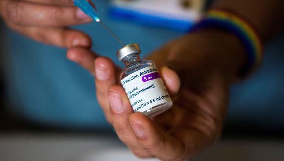 La OMS ve posible, pero no confirmado, el vínculo entre la vacuna de AstraZeneca contra el COVID-19 y los casos de trombosis. (Foto: AFP)