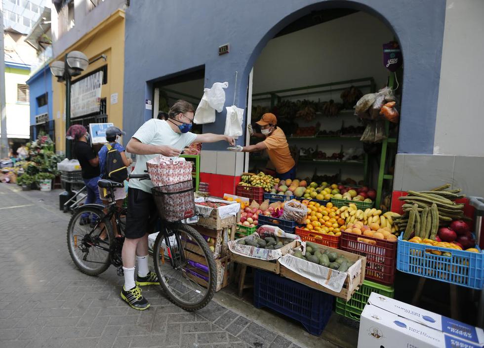 Además, la bicicleta que usan los ayuda a transportar sus bolsas o paquetes con los alimentos y productos adquiridos. (Foto: Francisco Neyra)