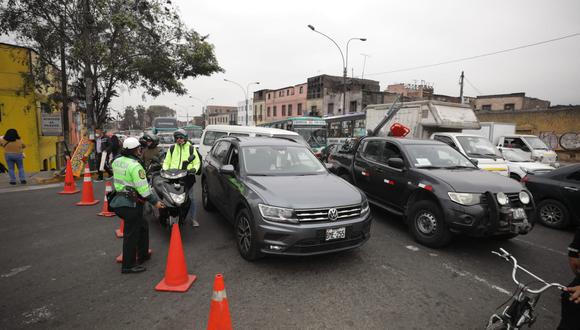 Agentes policiales de tránsito tratan de ordenar tráfico vehicular por la procesión del Señor de los Milagros. (Foto: Britanie Arroyo / @photo.gec)