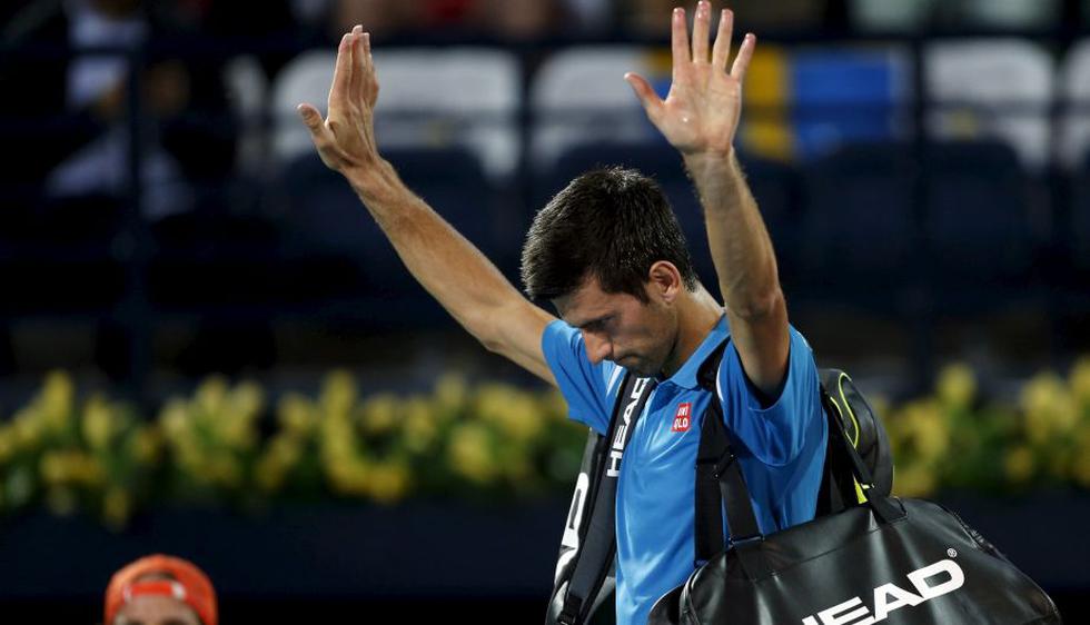 Novak Djokovic se retiró en cuartos de final del Torneo de Dubái por un problema ocular. (Reuters)