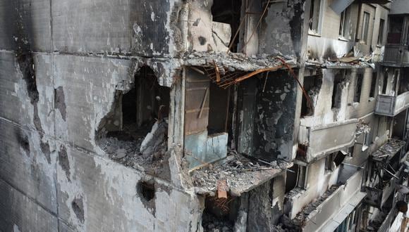 Esta fotografía tomada el 24 de abril de 2022 muestra un edificio destruido en Irpin, al noroeste de Kiev, en medio de la invasión rusa de Ucrania. (Foto de Genya SAVILOV / AFP)