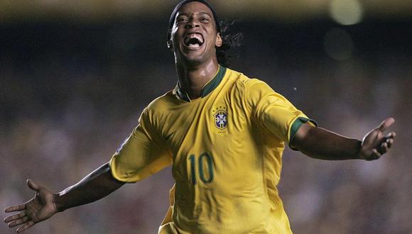 Ronaldo de Assis Moreira (Porto Alegre, Brasil, 21 de marzo de 1980), conocido deportivamente como Ronaldinho, es un exfutbolista brasileño nacionalizado español. Actualmente es embajador del FC Barcelona. Durante su epoca como jugador fue uno de los mejores del mundo.
