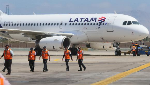Avión de Latam que cubría ruta Santiago - Lima aterrizó de emergencia en Tacna 

FOTOS: MIGUEL BELLIDO/EL COMERCIO.