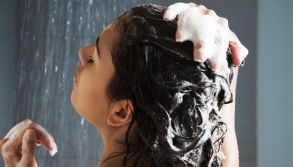 Juan Diego Teo, especialista en belleza, recomienda lavarse el cabello con agua tibia porque si está demasiado caliente puede alterar la piel del cuero cabelludo. (Getty Images)