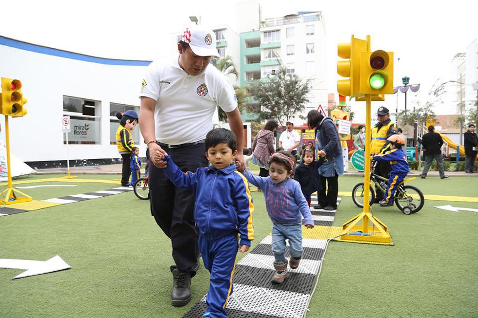Los pequeños recibirán charlas teórico-prácticas en el “Bus Escuela” sobre el respeto a las reglas de tránsito y participarán de un entretenido circuito vial. (Municipalidad de Miraflores)