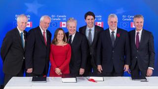 Unión Europea y Canadá firman acuerdo de libre comercio