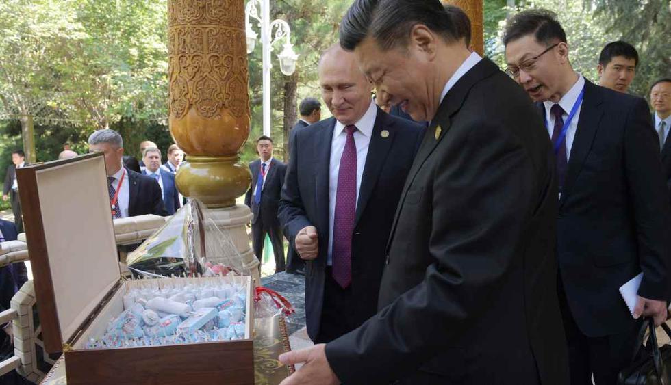 El presidente ruso, Vladimir Putin, y el presidente chino, Xi Jinping, observan los helados obsequiados al mandatario asiático. (Foto: AFP)