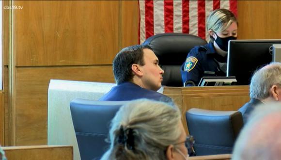 William George Davis escuchando la audiencia donde es señalado como el culpable por el asesinato de al menos 3 pacientes en un hospital de Texas. (Foto: captura de video CBS19.tv)