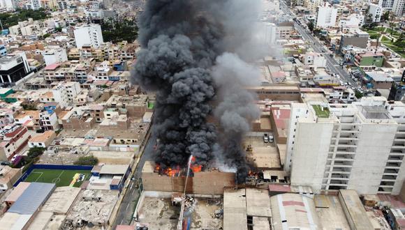 Incendio en San Miguel, cerca de la avenida La Paz con Lima
Fotos: Gian Ávila/@photo.gec