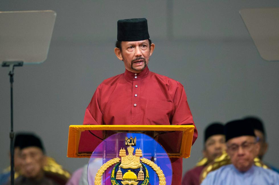 El sultán Hassanal Bolkiah de Brunéi pidió que se fortalecieran las enseñanzas islámicas y las penas para los que las incumplen, lo que ha causado la condena mundial. (Foto AFP)