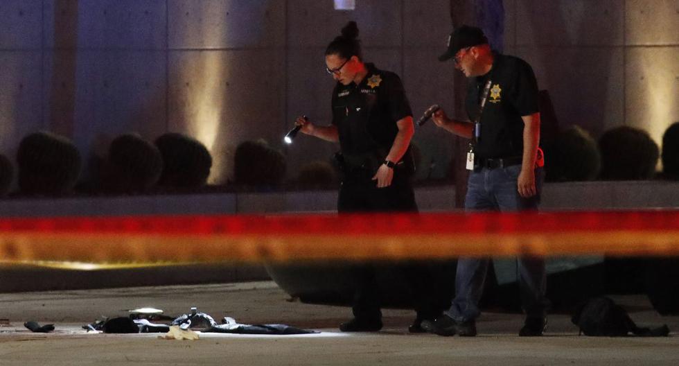 Imagen referencial de junio de 2020. Los investigadores observan la escena de un oficial involucrado disparando frente a un tribunal federal después de una protesta de Black Lives Matter el martes 2 de junio de 2020 en Las Vegas. (AP Photo/John Locher).