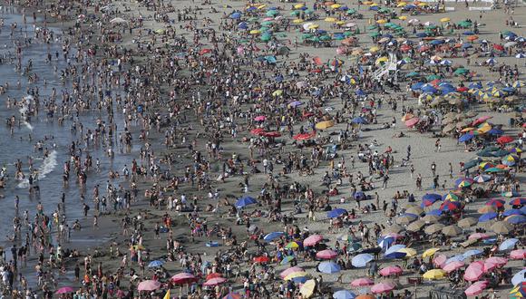 Los limeños no dudaron en acudir a las playas apenas comenzó a cambiar el clima. (Foto: GEC)