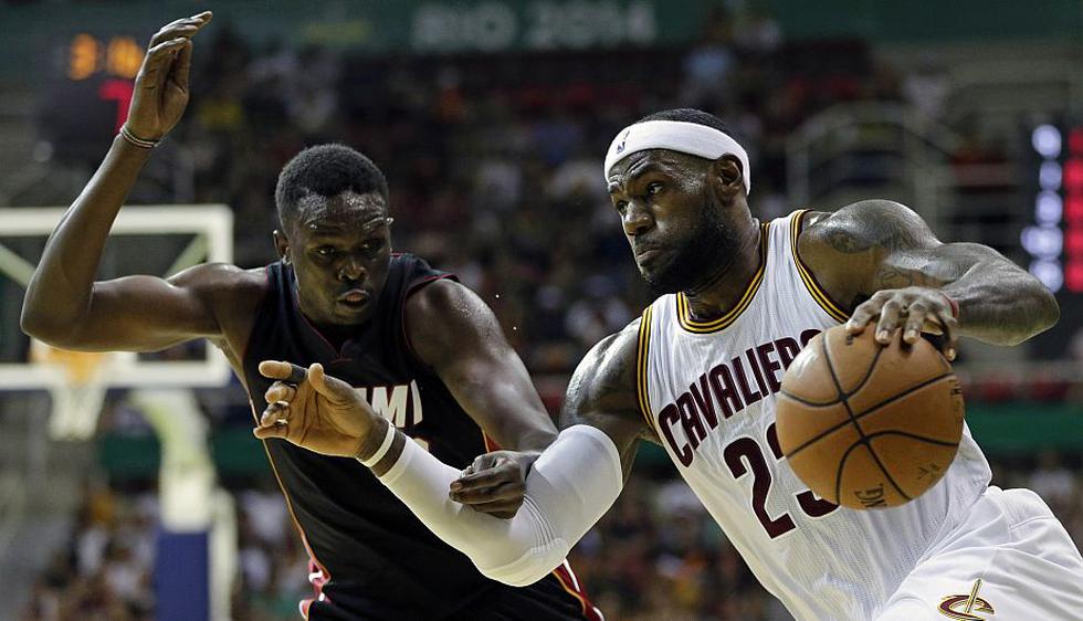 Lebron James (der.) de los Cleveland Cavaliers lucha un balón frente a Luol Deng de los Miami Heat. (AP)