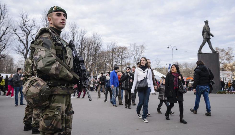 Francia: Movilizan a más de 100 mil policías por fin de año. (EFE)