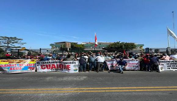 Trabajadores de minera Cuajone realizaron plantón frente al Minem. Foto: Difusión