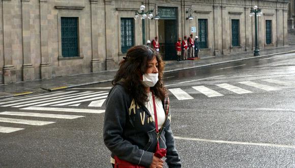 Una mujer camina con máscaras faciales, como medida de precaución contra la propagación del nuevo coronavirus, COVID-19, en La Paz. (Foto: AFP)