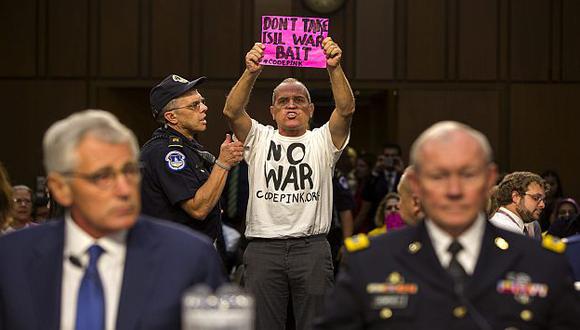 Activista protesta antes de la presentación de Martin Dempsey en el Senado de EEUU. (EFE)