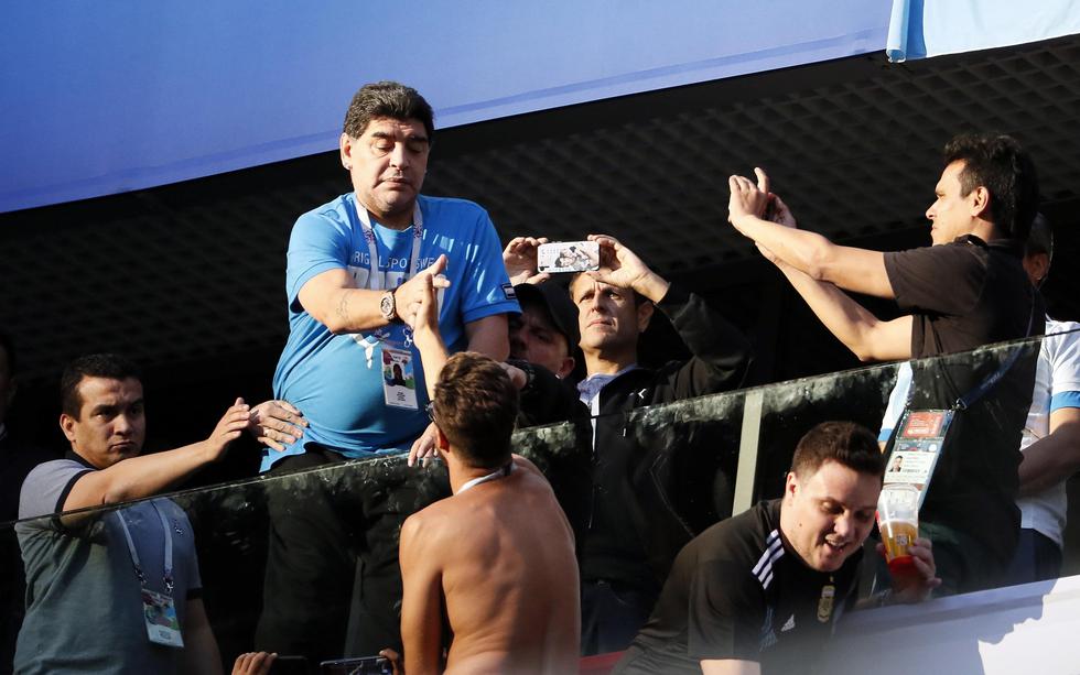 Maradona saludó a los hinchas en la tribuna. (EFE)
