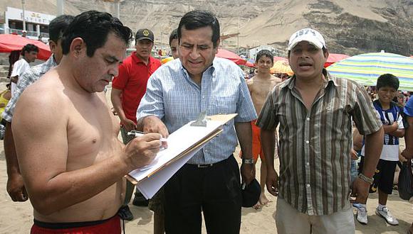 Gutiérrez acompañó a voluntarios en la recolección de firmas en las playas de la Costa Verde. (Perú21)