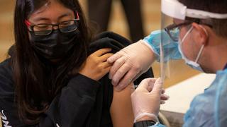 COVID-19: Empresas de EE.UU. con más de 100 trabajadores estarán obligadas a vacunar a su personal