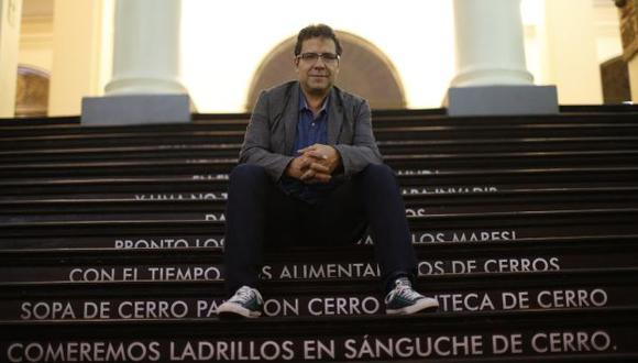 Escritor colombiano Alberto Salcedo llegó para la FIL. (Mario Zapata)