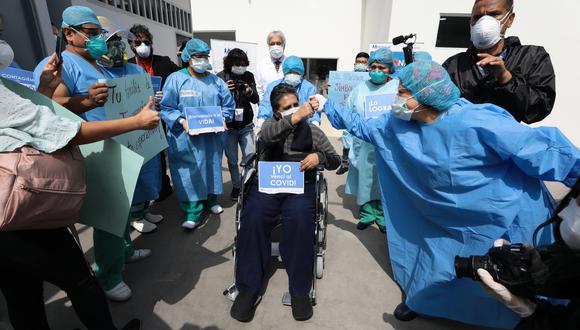 El enfermero Víctor Cuba Vera, jefe del Servicio de Emergencia del mencionado hospital estuvo internado en el área de la Unidad de Cuidados Intensivos (UCI) por más de un mes.  (Foto EsSalud)