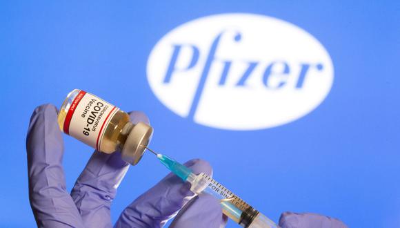 El Reino Unido, el primer país en aprobar la vacuna de Pfize, empezó su campaña de vacunación el martes con la inmunización de una mujer de 90 años. (REUTERS / Dado Ruvic).