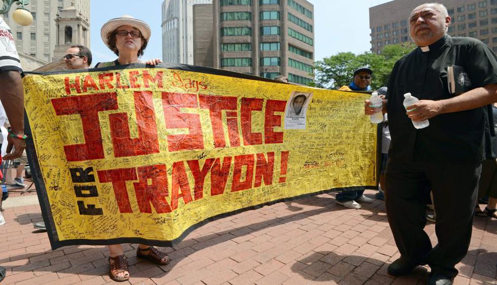 Más de 500 personas se manifestaron hoy en Miami de forma pacífica en protesta por la decisión de un jurado de absolver al vigilante George Zimmerman de la muerte de Trayvon Martin. (EFE)