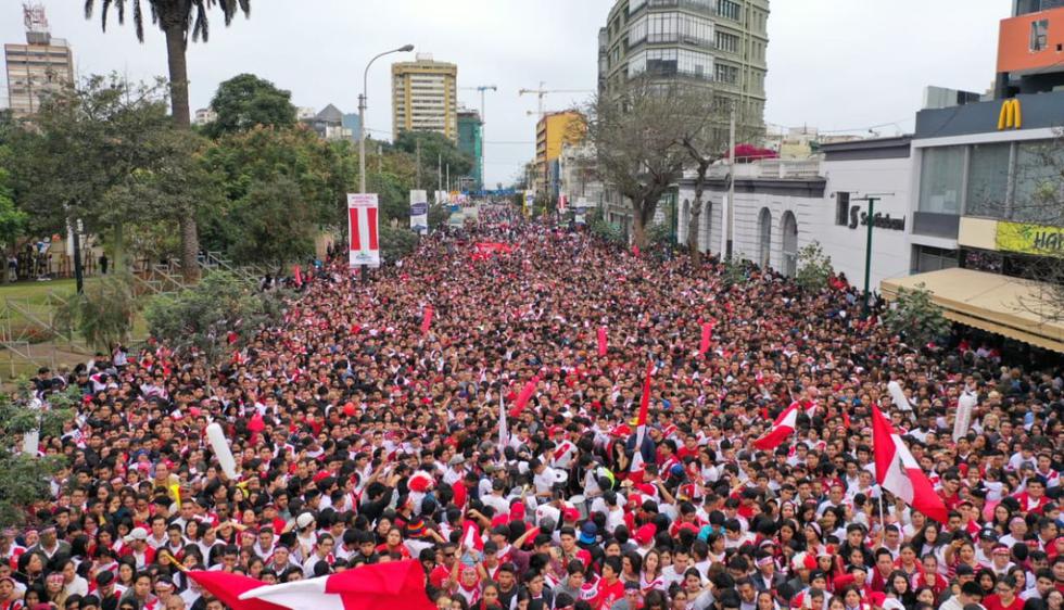 Los hinchas siguen las incidencias del partido de Perú v. Brasil a través de pantallas gigantes. (Giancarlo Ávila/GEC)