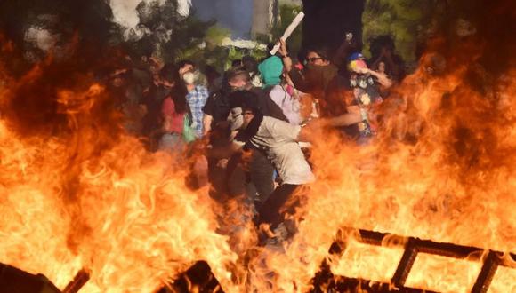 Encuentran dos cuerpos en una tienda incendiada durante disturbios en Chile. (AFP)
